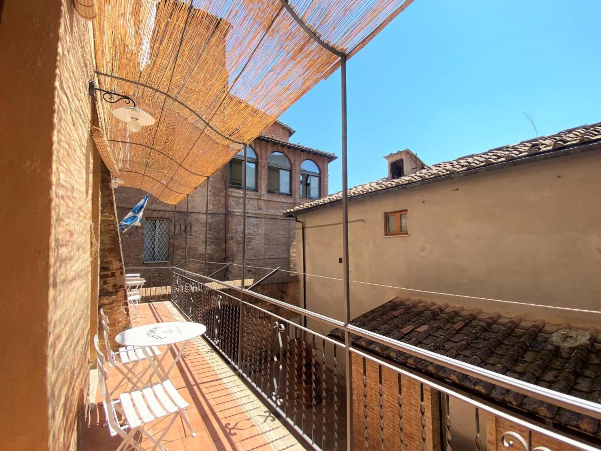 La Fonte-With Balcony Close By Piazza Del Campo Siena Exterior foto