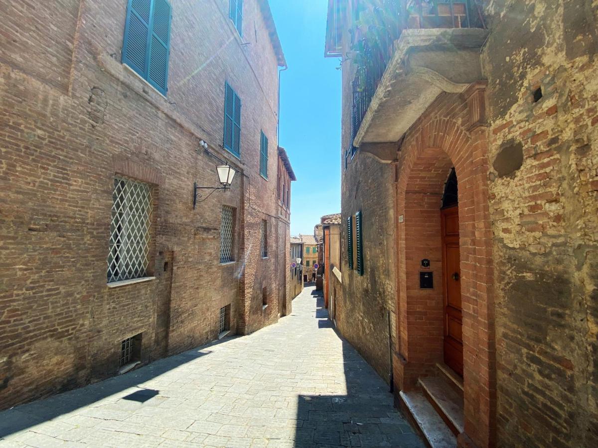 La Fonte-With Balcony Close By Piazza Del Campo Siena Exterior foto